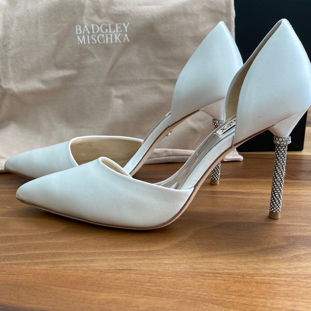 NWT Badgley Mischka Silk White Pumps